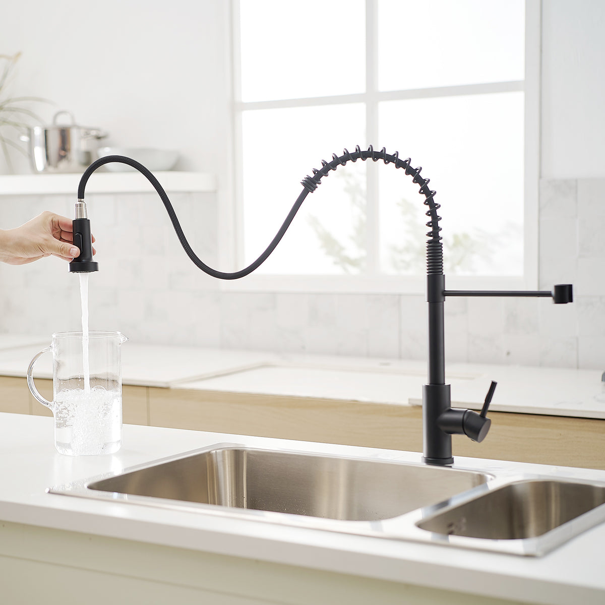 New Single Handle Pull-Down Sprayer Kitchen Faucet