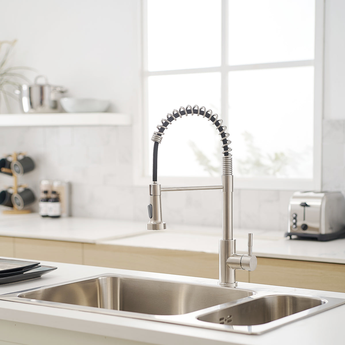 New Single Handle Pull-Down Sprayer Kitchen Faucet