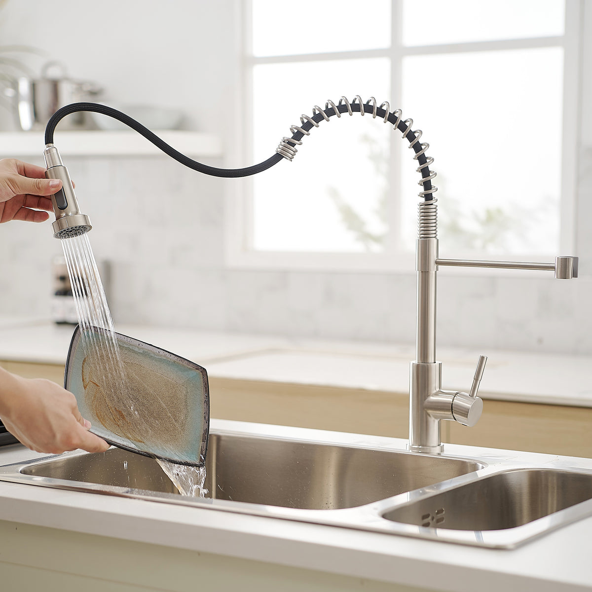 New Single Handle Pull-Down Sprayer Kitchen Faucet