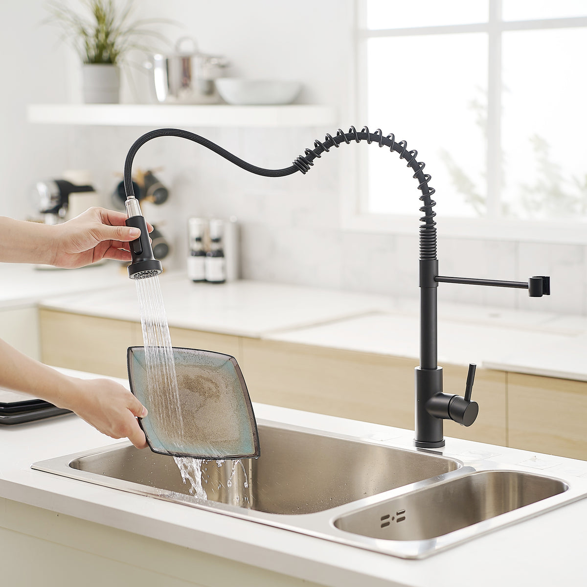New Single Handle Pull-Down Sprayer Kitchen Faucet