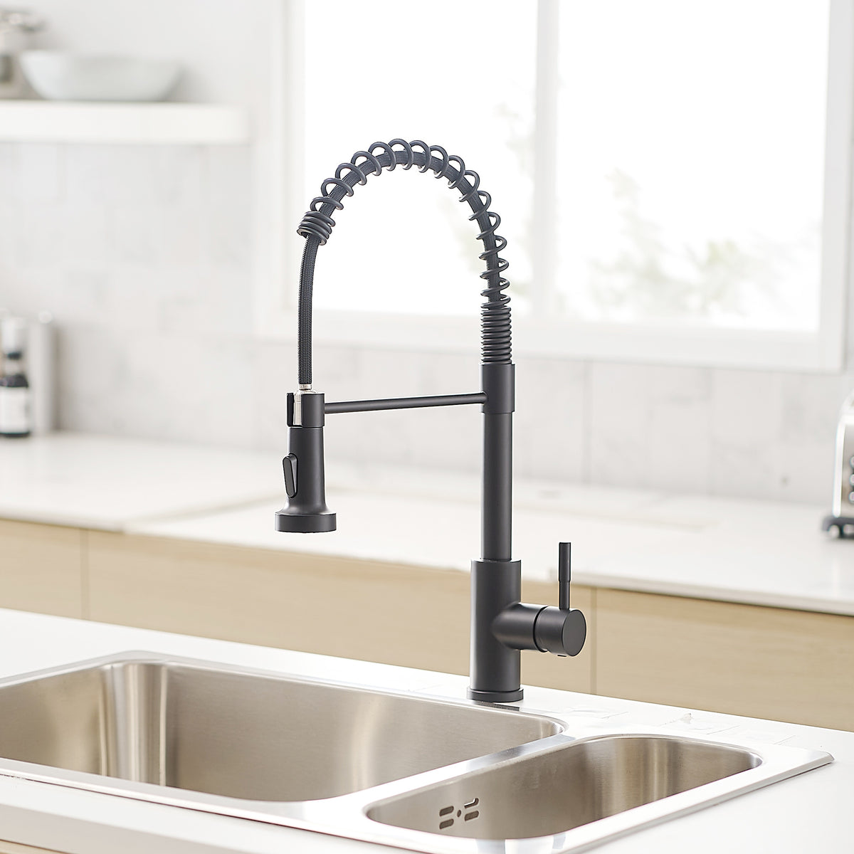 New Single Handle Pull-Down Sprayer Kitchen Faucet