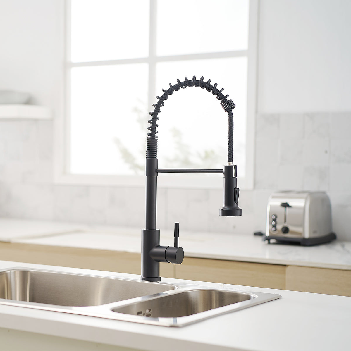 New Single Handle Pull-Down Sprayer Kitchen Faucet