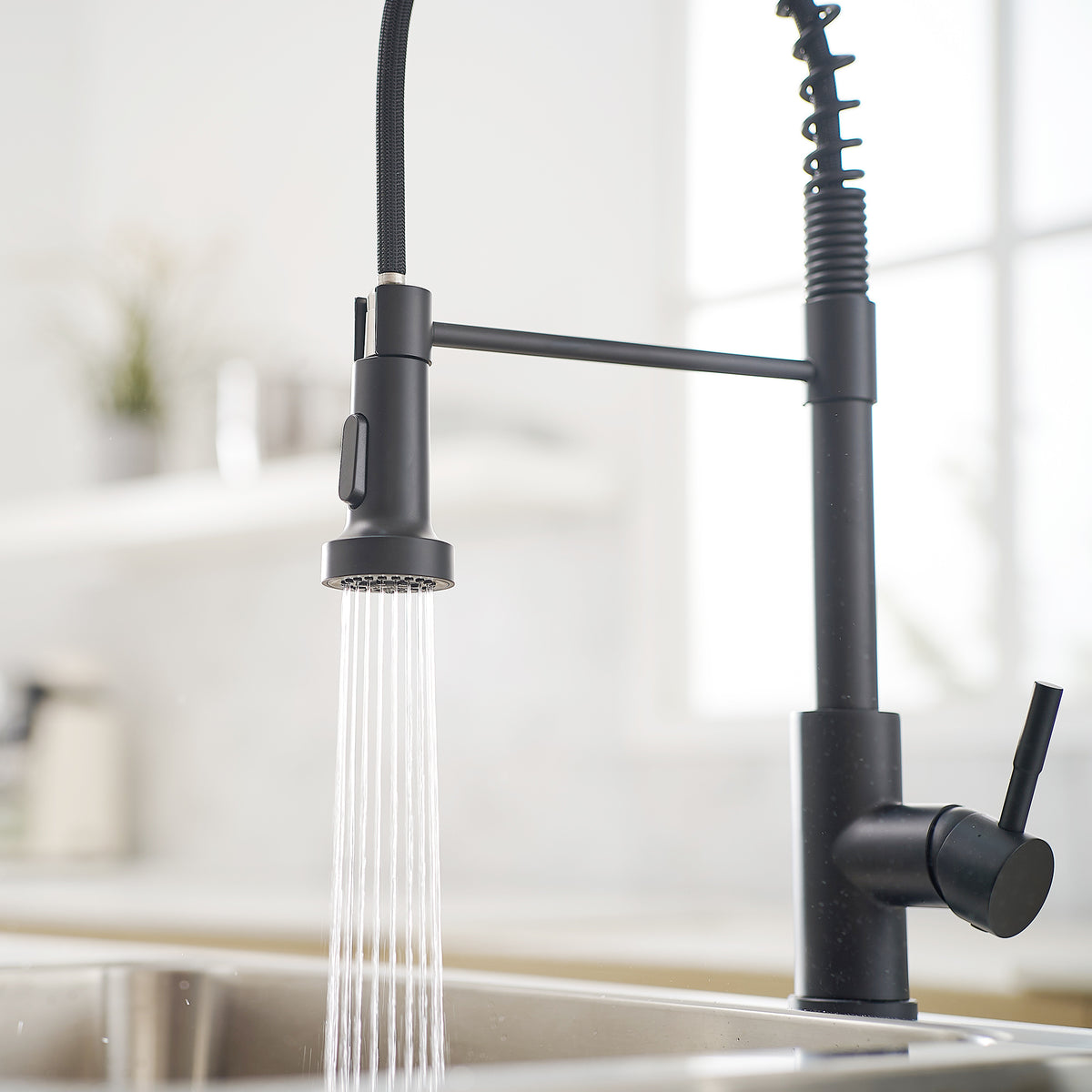 New Single Handle Pull-Down Sprayer Kitchen Faucet