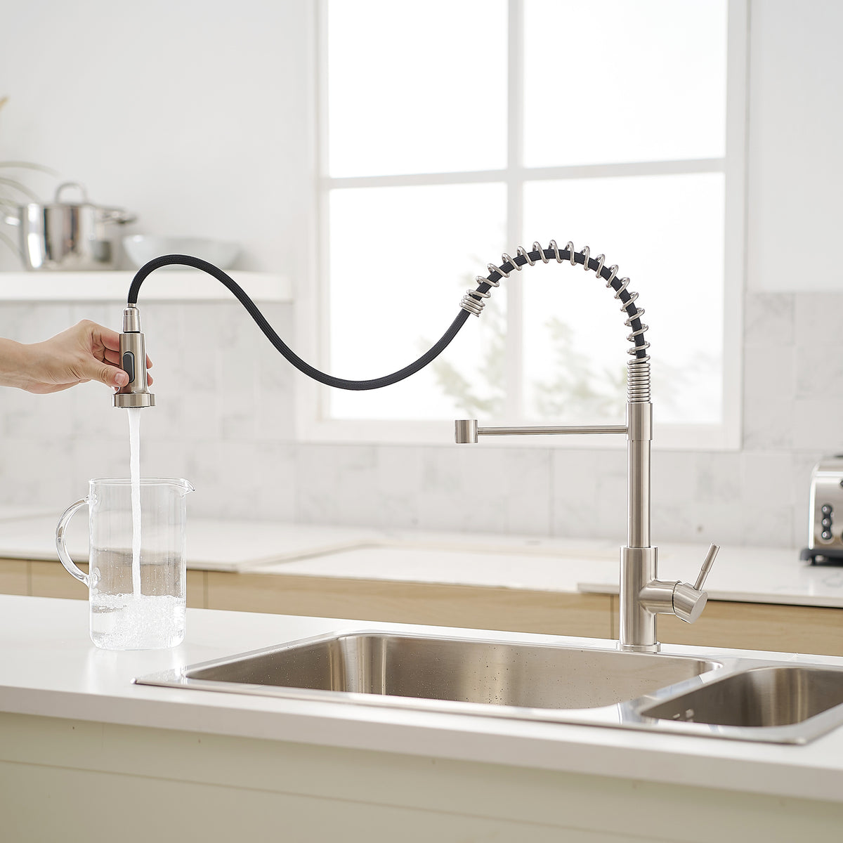 New Single Handle Pull-Down Sprayer Kitchen Faucet