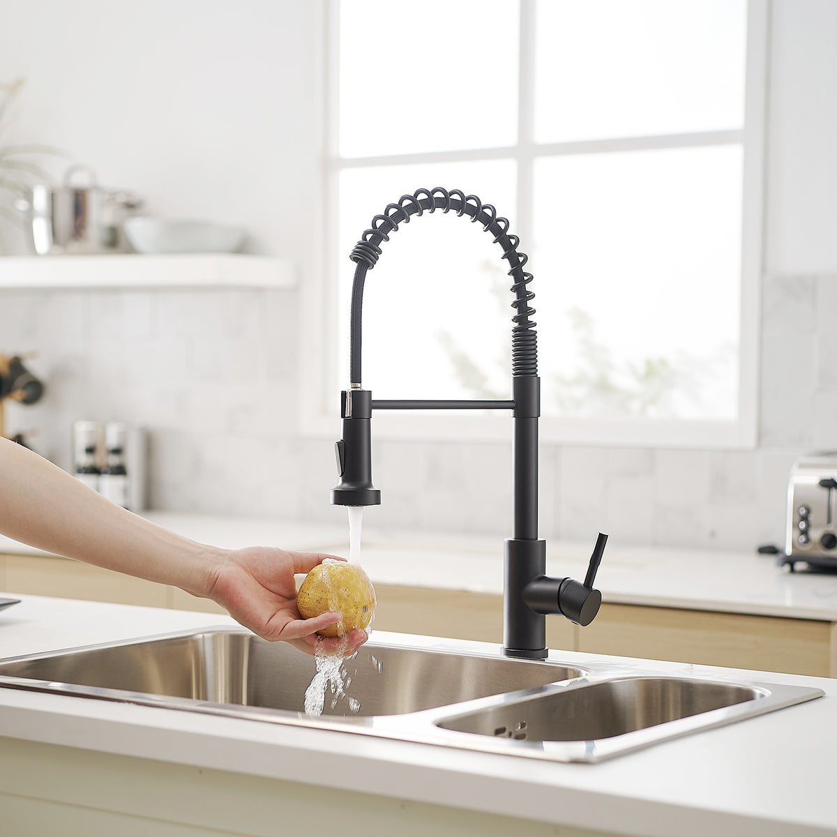 New Single Handle Pull-Down Sprayer Kitchen Faucet