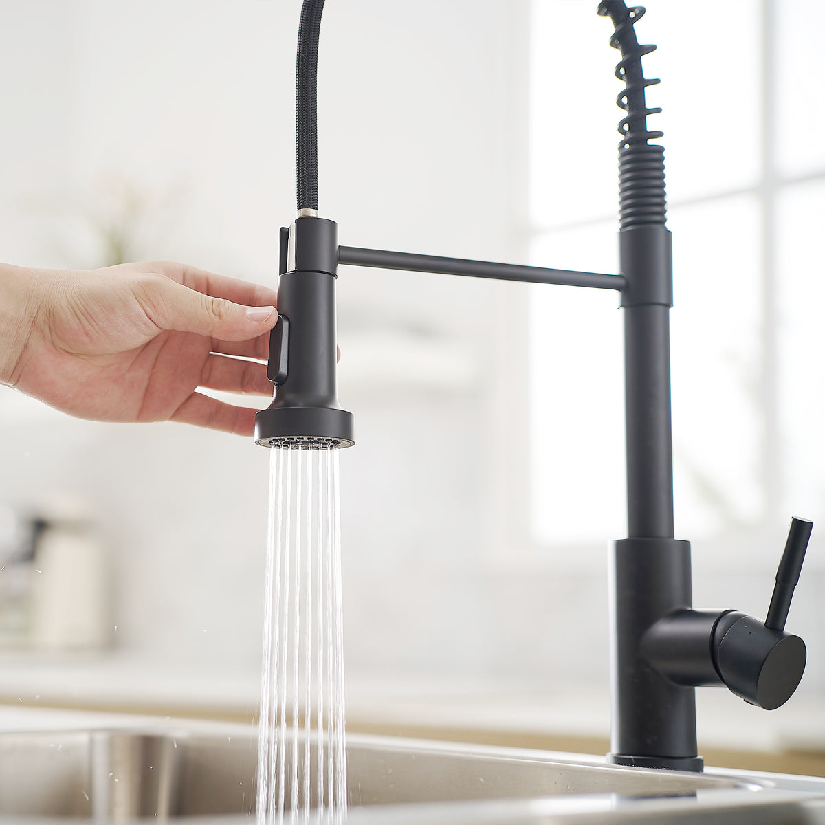 New Single Handle Pull-Down Sprayer Kitchen Faucet